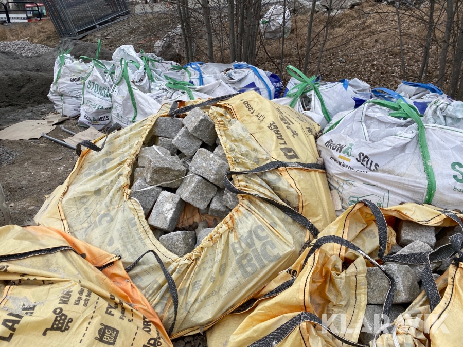 Storgatsten ca 20-25 säckar Granit