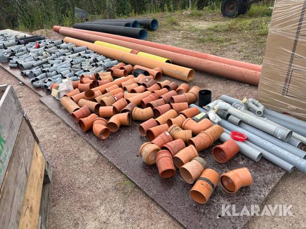 Stort parti med rör och böjar
