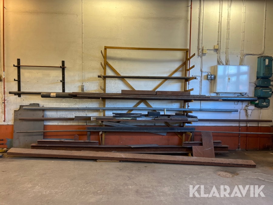 Materialställ med material