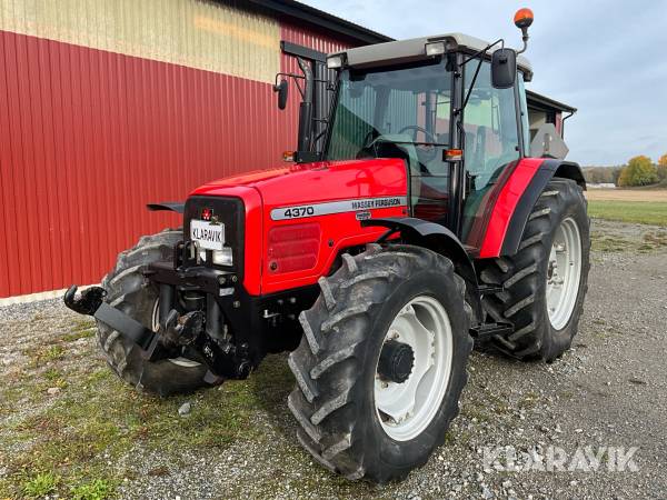 Traktor Massey Ferguson 4370 med frontlyft