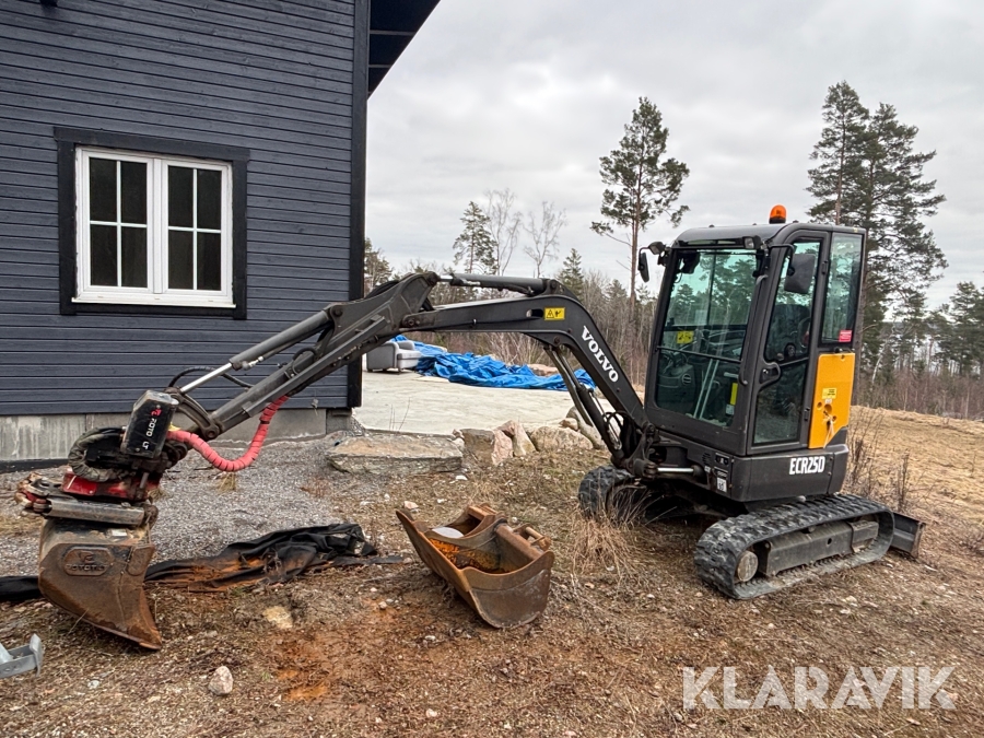 Minigrävare Volvo ECR25D med maskinsläp, tiltrotator och redskap