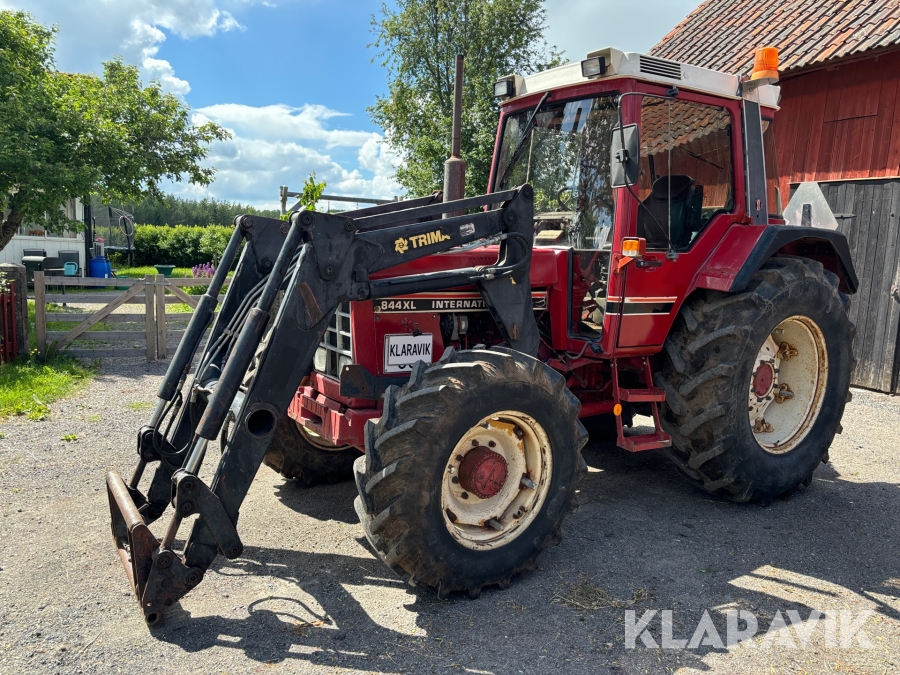Traktor International 844 XL med trima lastare