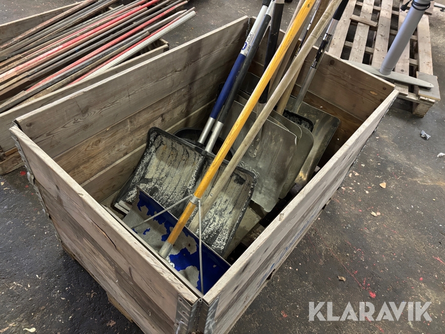 Pall med diverse snöskyfflar