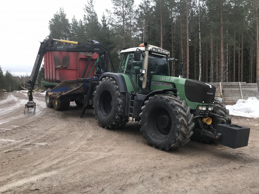 Traktor med flishuggsekipage Fendt 924 med Bruks 605 PTT