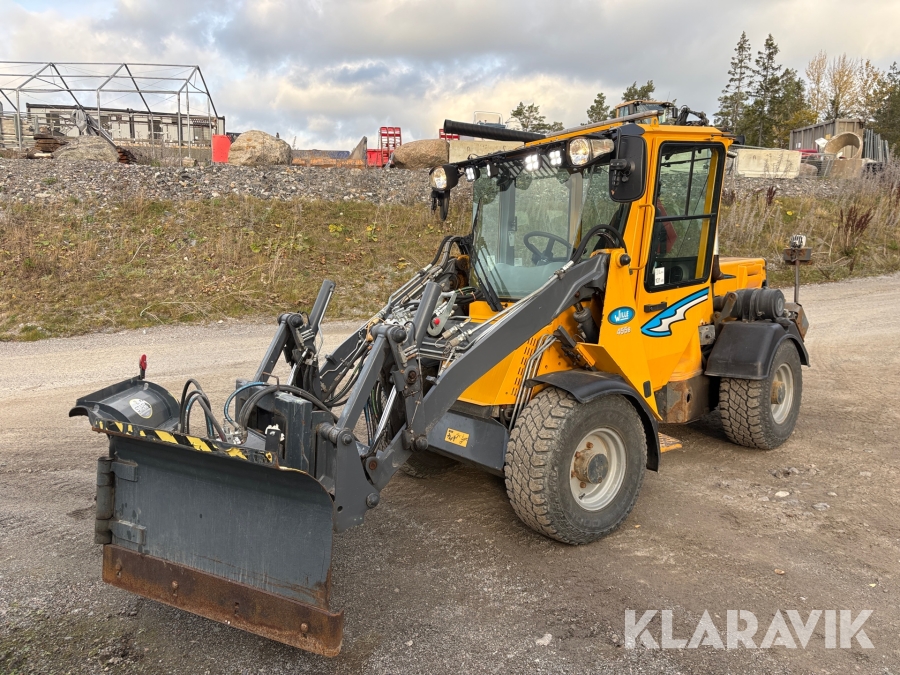 Redskapsbärare Wille 455B med vikplog & sandspridare