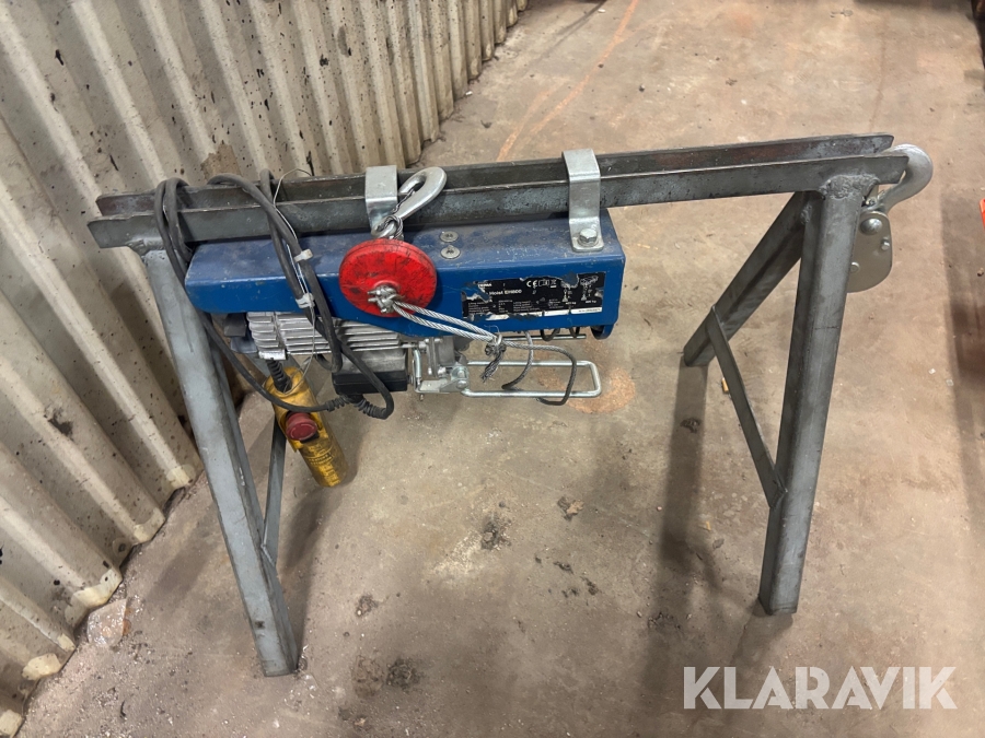 Vinsch på ställning Biltema Hoist EH800