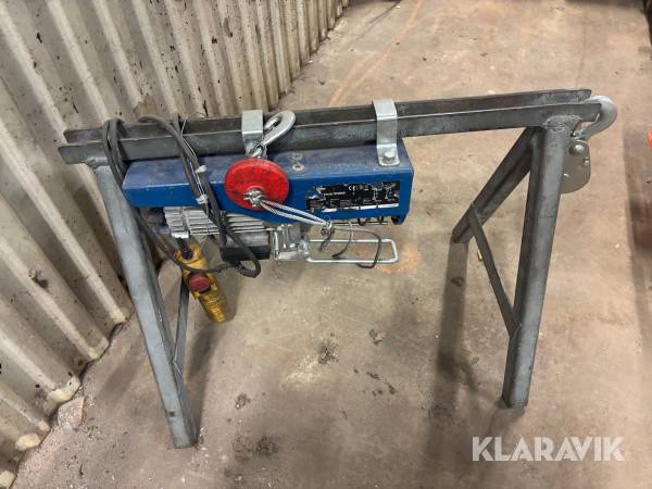 Vinsch på ställning Biltema Hoist EH800