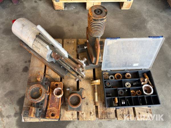 Presshuvud med diverse verktyg