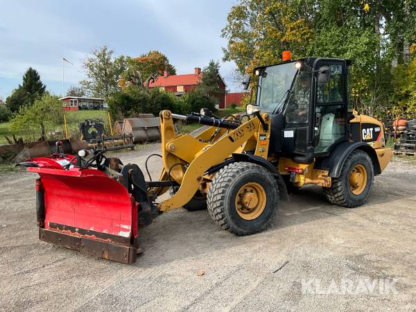Hjullastare CAT 906H med skopa och vikplog