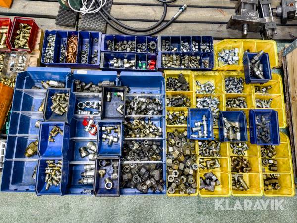 Parti med hydrauliska kopplingar och tillbehör