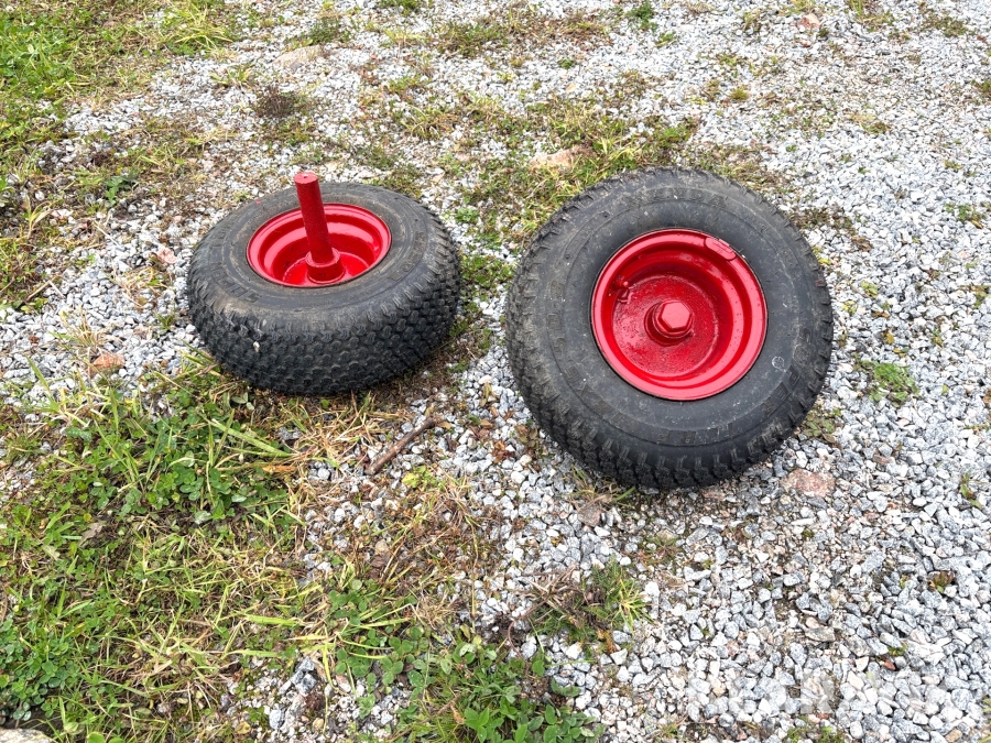 Däck på fälg 18x6.50-8 med axeltapp 2st