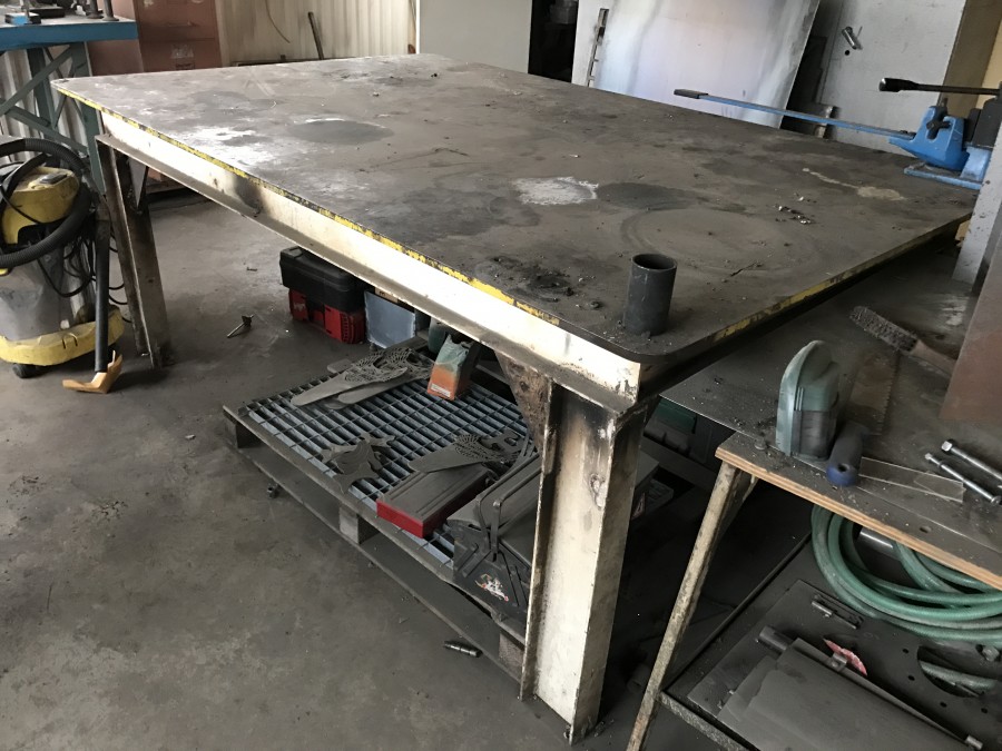 Arbetsbord /arbetsbänk  stål