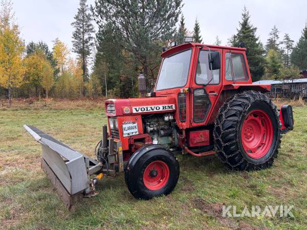 Veterantraktor Volvo BM T 500 med snöblad och betesputs