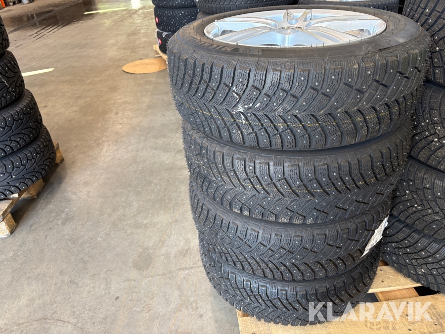 Vinterdäck på fälg 215/60R17 4 st