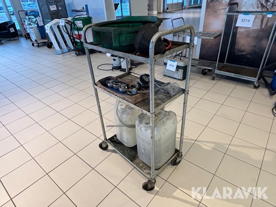 Verkstadsvagn med trycktestare till kylsystem