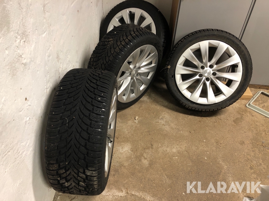 Vinterdäck på fälg Tesla Modell X