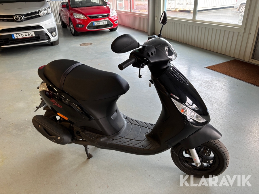 Moped Piaggio Zip
