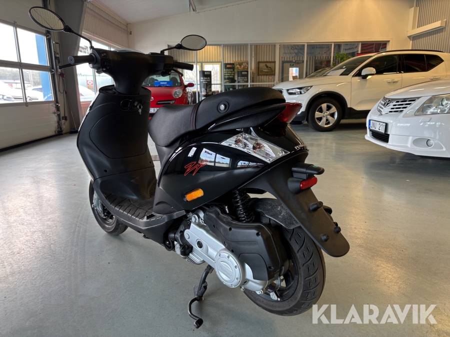 Moped Piaggio Zip