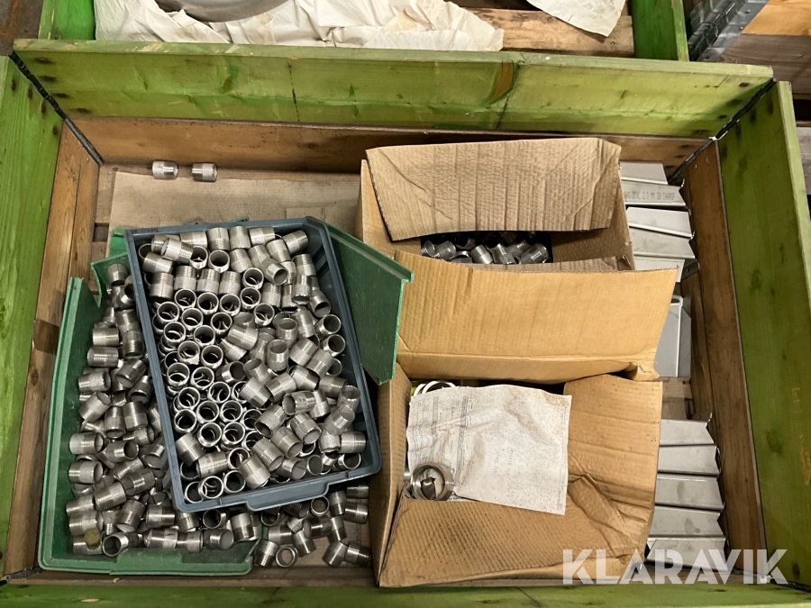 2st pallar med rostfria rörnipplar, muffar och fötter