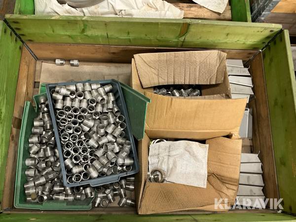 2st pallar med rostfria rörnipplar, muffar och fötter