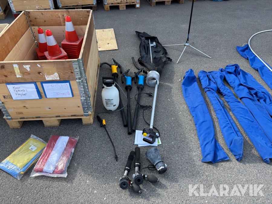 Diverse pall med konor, flaggor, jordankare