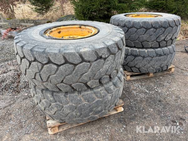 Entreprenaddäck på fälg 4 st Volvo