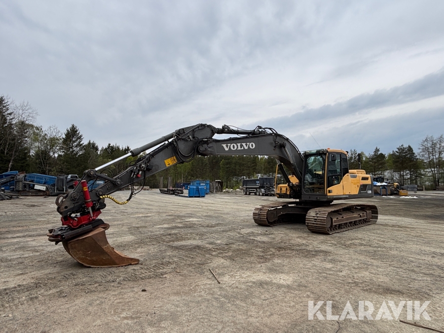 Grävmaskin Volvo EC220DL med tiltrotator och redskap