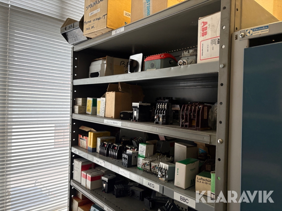 Lagerhylla med reläer ABB/ASEA/AEG/CMC