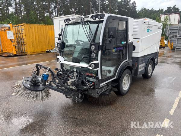 Sopmaskin Bucher CityCat V20 med vikplog och sandspridare
