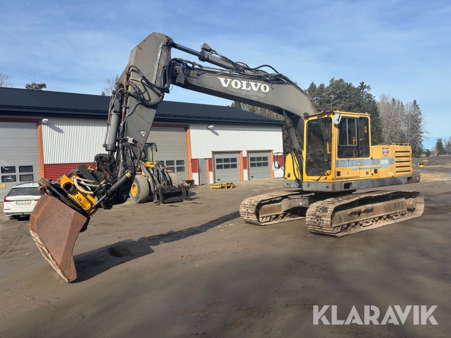 Grävmaskin Volvo EC230B med tiltrotator och redskap