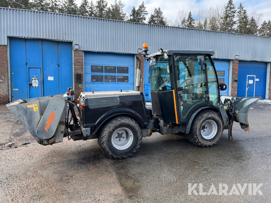 Redskapsbärare Belos Transgiant MIC 84 med vikplog, sandspridare, sopvals