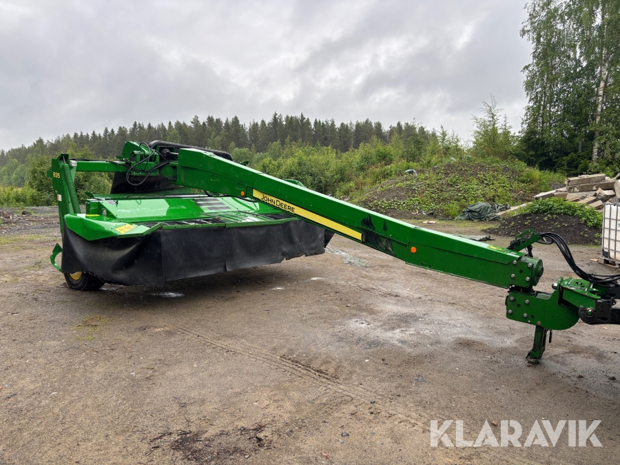 Bogserad slåtterkross John Deere 835 med matta