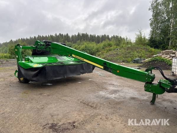 Bogserad slåtterkross John Deere 835 med matta