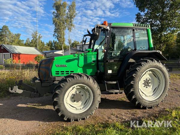 Traktor Valtra 6250-4 med frontlyft