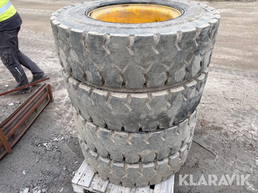 Entreprenaddäck till hjulgrävare Trelleborg 10.00-20 med fälg 2st dubbla