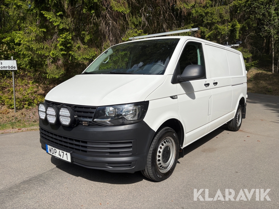 Volkswagen Transporter med extraljus och blixtramp