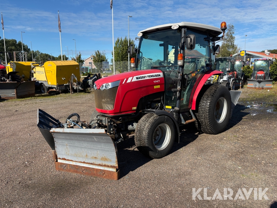 Traktor Massey Ferguson 1747 med plog och spridare
