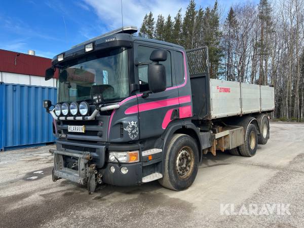 Flakbil plogutrustad Scania P380