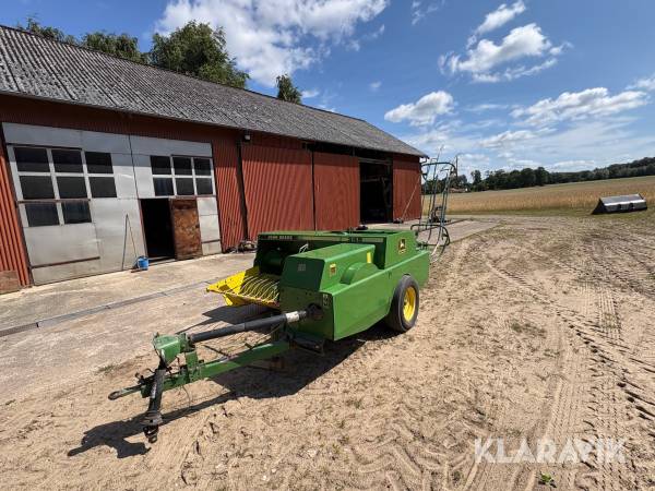 Småbalspress John Deere 349