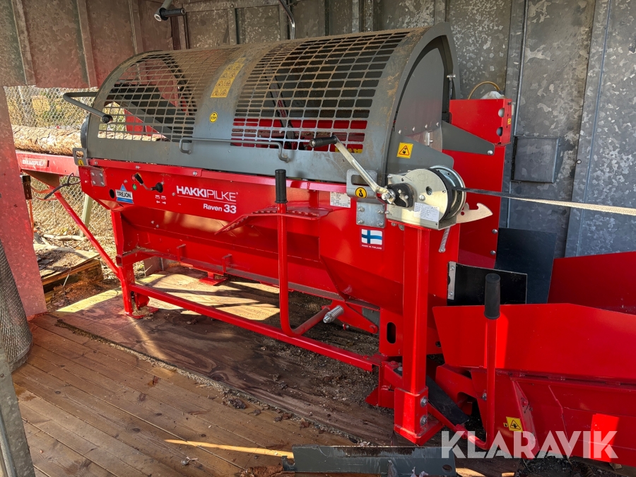 Vedmaskin Hakkipilke Raven 33 komplett med tillhörande skjul och virke