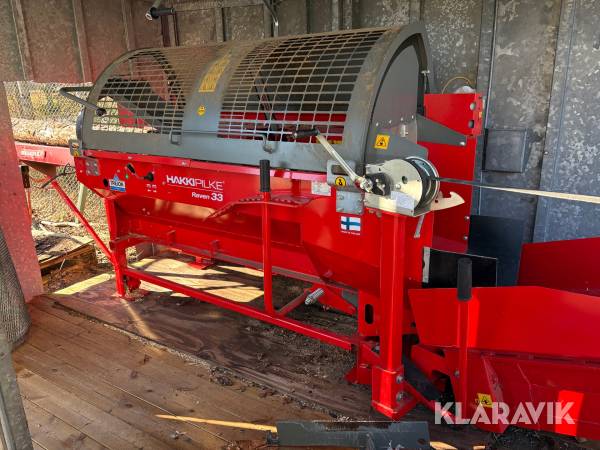 Vedmaskin Hakkipilke Raven 33 komplett med tillhörande skjul och virke