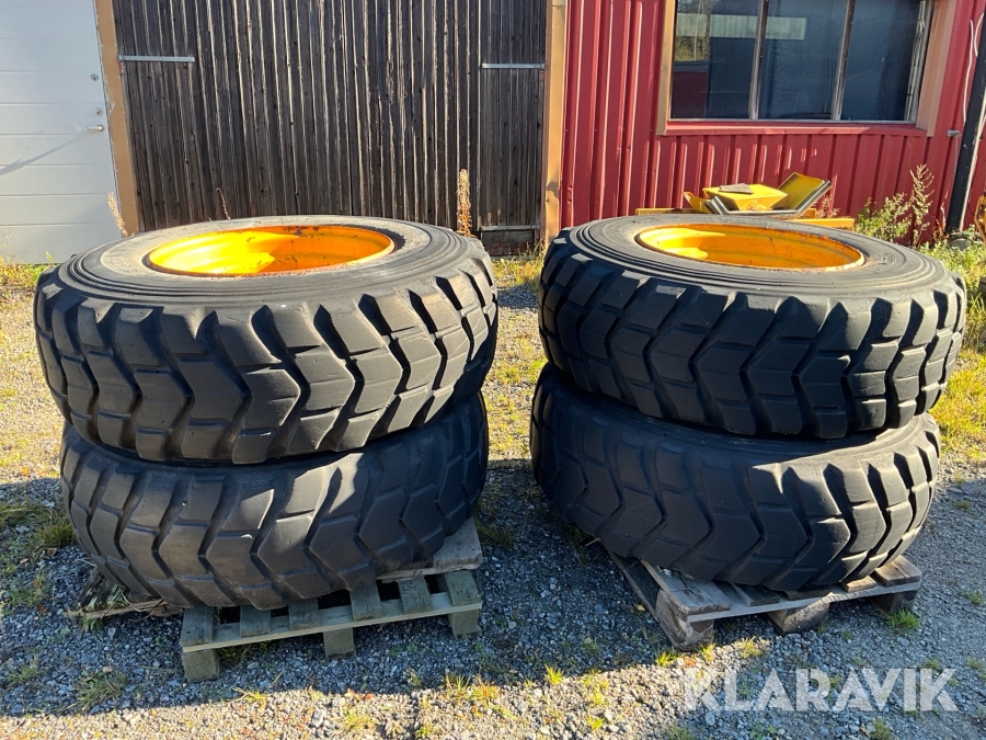 Entreprenaddäck Bridgestone V-Steel K-Traction 4 st med fälg