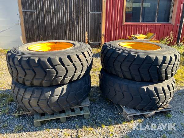 Entreprenaddäck Bridgestone V-Steel K-Traction 4 st med fälg