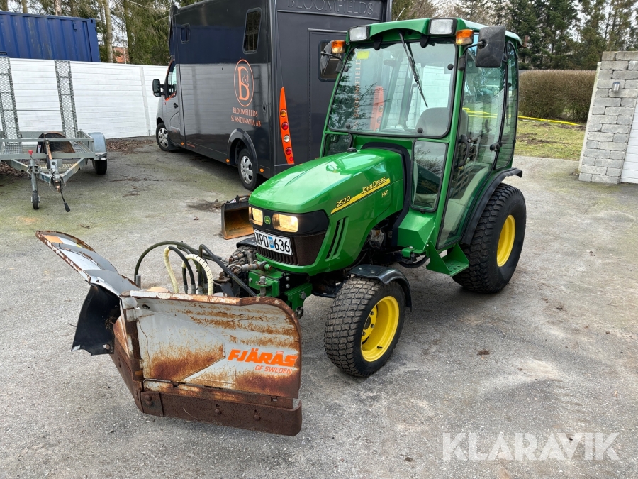 Redskapsbärare John Deere 2520 HST med sandspridare och vikplog