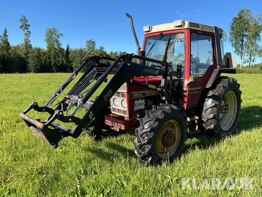 Traktor International 685 XL 4WD, med frontlastare