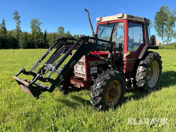 Traktor International 685 XL 4WD, med frontlastare