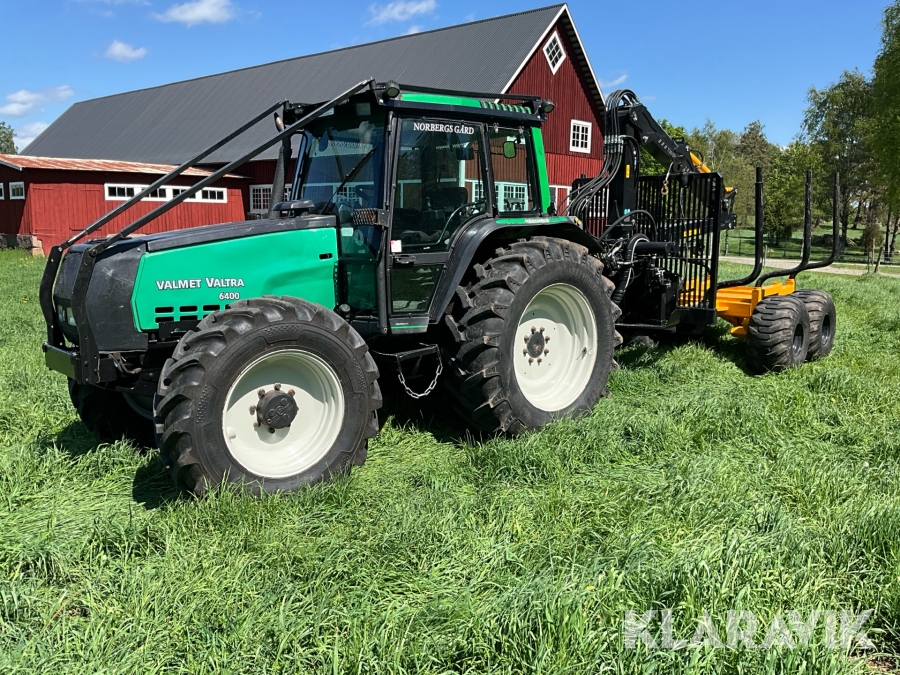 Skogsekipage Valtra Valmet 6400-4 turbin med Mohedavagn och kran