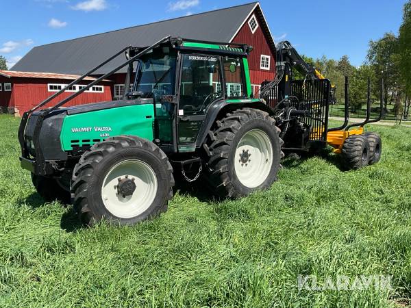 Skogsekipage Valtra Valmet 6400-4 turbin med Mohedavagn och kran