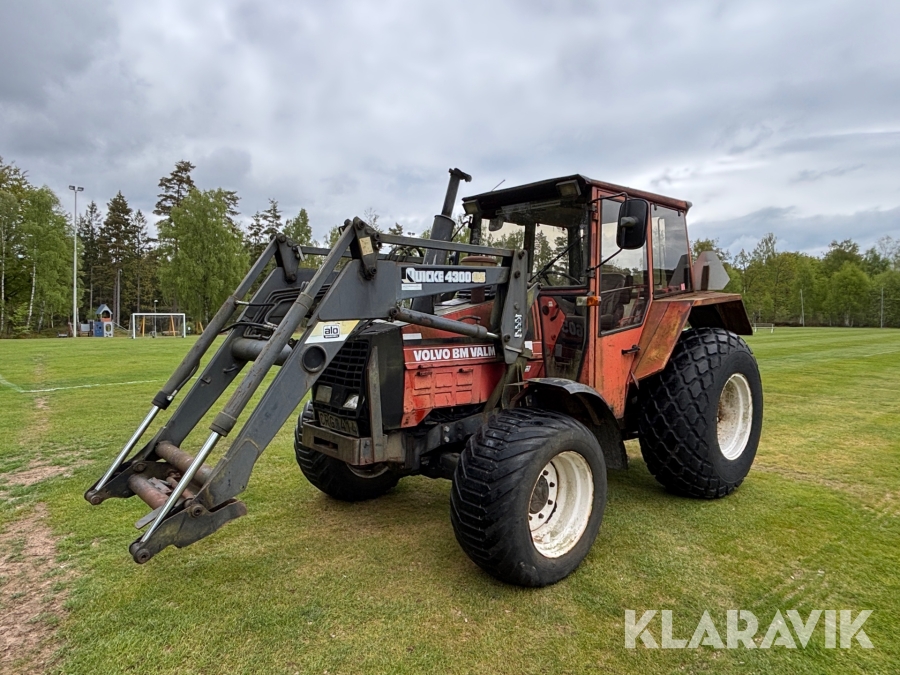 Traktor Volvo BM Valmet 605 med frontlastare och redskap