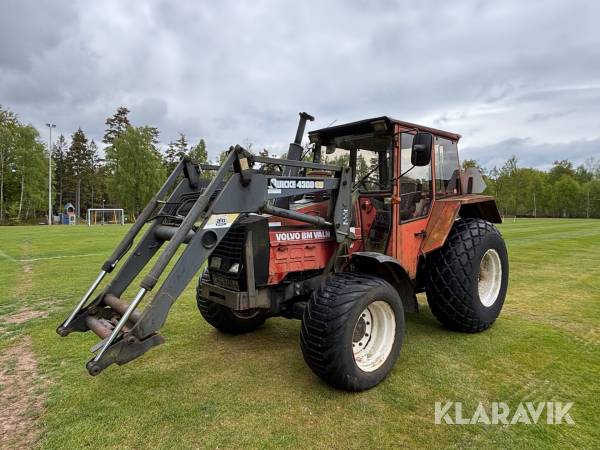 Traktor Volvo BM Valmet 605 med frontlastare och redskap